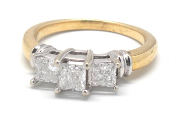 Ladies Diamond/Gold Engagement Ring