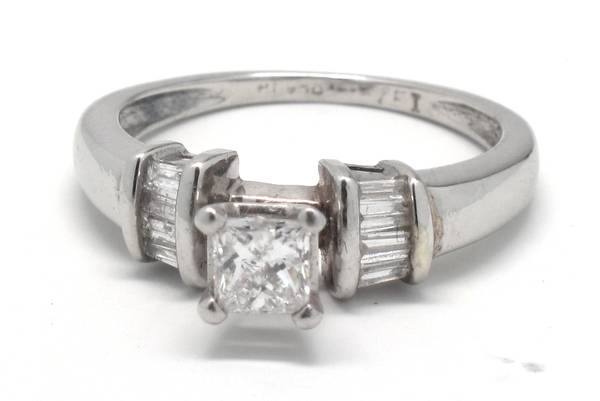 Ladies Diamond/Platinum Engagement Ring